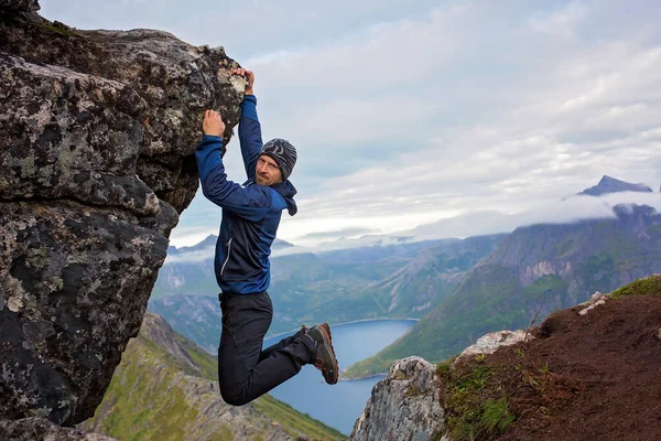 Niño Feliz Colgando Una Roca Sobre Montaña Segla Isla Senja — Foto de Stock