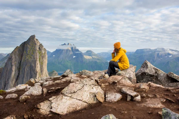 Mujer Con Impermeable Amarillo Sentada Hacia Atrás Una Roca Mirando — Foto de Stock