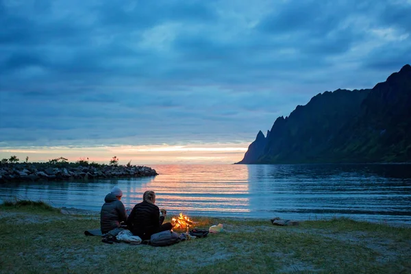 Gente Disfrutando Chimenea Playa Camping Salvaje Playa Ersfjord Parque Nacional — Foto de Stock