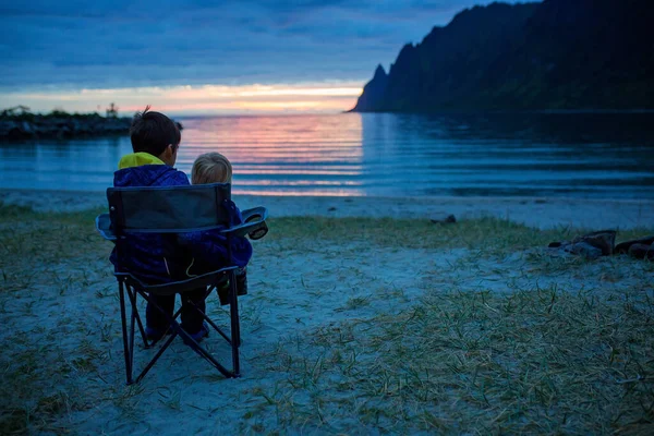 Dzieci Cieszące Się Zachodem Słońca Plaży Ersfjord Wyspie Senja Piękny — Zdjęcie stockowe