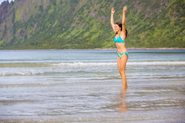 Femme Profitant Plage Ersfjord Sur Île Senja Belle Vue Sur — Photo