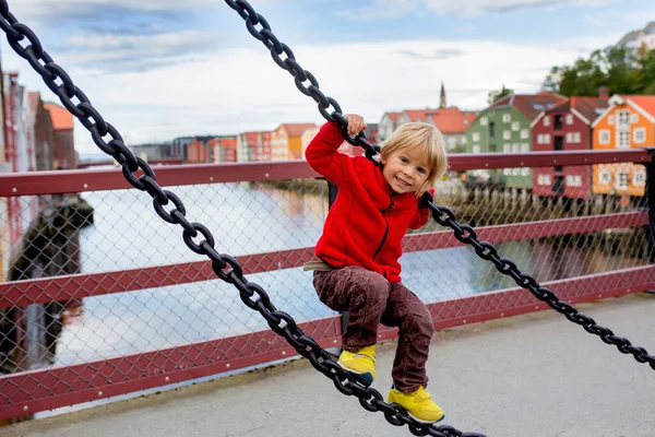 Söta Barn Pojke Besöker Trondheim Norge Sommaren Njuter Staden — Stockfoto