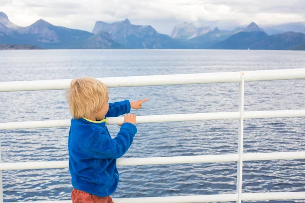 Bambino Ragazzo Carino Guardando Montagne Traghetto Nel Nortern Norvegia Sulla — Foto Stock