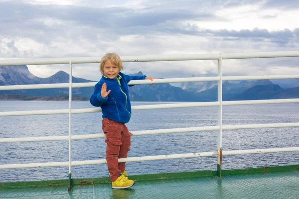 Criança Menino Bonito Olhando Para Montanhas Ferry Nortern Noruega Seu — Fotografia de Stock