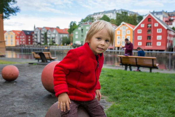 Bambino Carino Ragazzo Visitare Trondheim Norvegia Durante Estate Godendo Città — Foto Stock