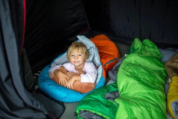 Cute Maluch Blond Dziecko Chłopiec Śpi Śpiworze Namiocie Wakacjach Norwegii — Zdjęcie stockowe