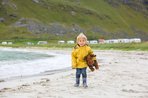 Criança Bonita Correndo Uma Praia Areia Branca Noruega Verão Dia — Fotografia de Stock