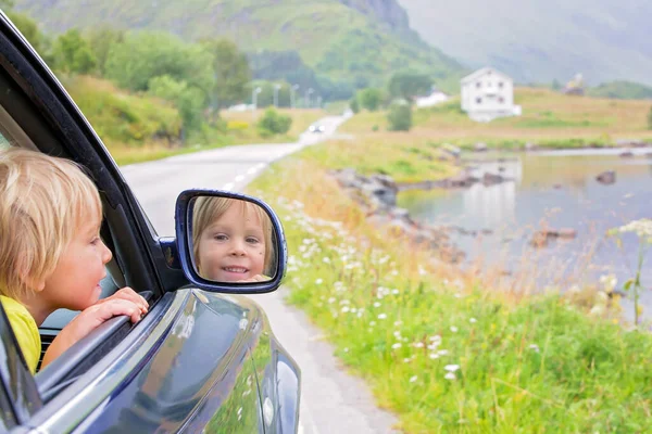 Söta Barn Tittar Genom Fönsterbil Tittar Vacker Landskapsutsikt Lofoten Norge — Stockfoto