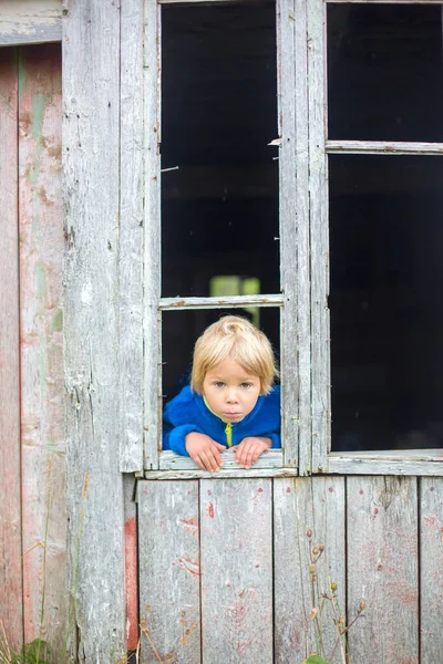 Trauriges Kind Das Aus Dem Fenster Einer Alten Bauruine Norwegen — Stockfoto