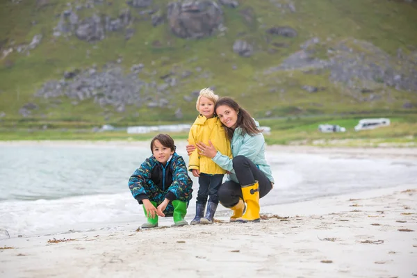 Madre Figli Godendo Spiagge Sabbia Bianca Lofoten Norvegia Una Fredda — Foto Stock