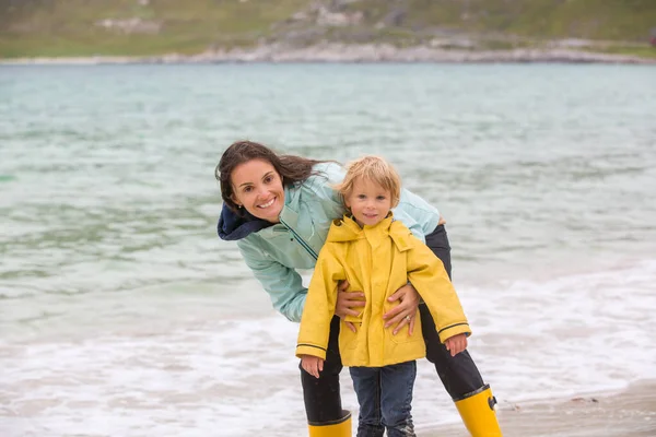 母亲和孩子们 在寒冷的夏季雨天 享受着挪威Lofoten的白色沙滩 快乐的家庭理念 — 图库照片