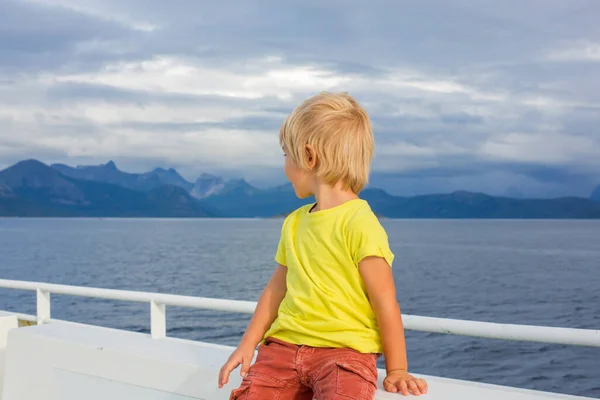Criança Menino Bonito Olhando Para Montanhas Ferry Nortern Noruega Seu — Fotografia de Stock