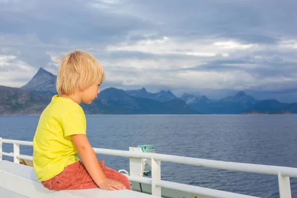 Παιδί Χαριτωμένο Αγόρι Κοιτάζει Βουνά Από Ένα Φέρι Στο Nortern — Φωτογραφία Αρχείου