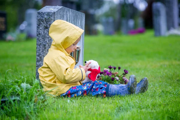 悲伤的小孩 金发男孩 站在雨中的墓地 悲伤的人 哀伤的人 夏日的雨天 — 图库照片