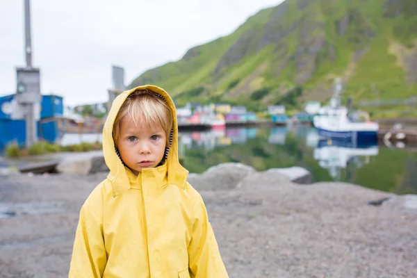 Schattig Kind Jongen Kijkend Naar Typische Rourbuer Vissershutten Lofoten Dorp — Stockfoto