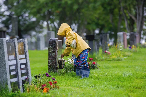 Niño Triste Niño Rubio Pie Bajo Lluvia Cementerio Persona Triste —  Fotos de Stock