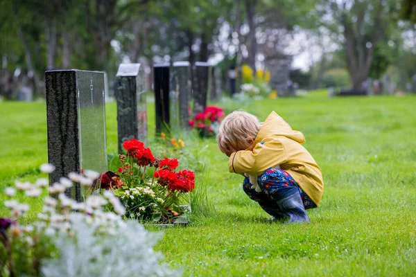 Niño Triste Niño Rubio Pie Bajo Lluvia Cementerio Persona Triste —  Fotos de Stock