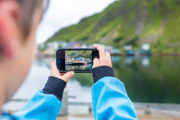 Lindo Niño Muchacho Tomando Fotos Las Cabañas Pesca Típicas Rourbuer — Foto de Stock