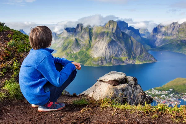 Bambino Carino Piedi Cima Alle Montagne Guardando Giù Reine Dopo — Foto Stock