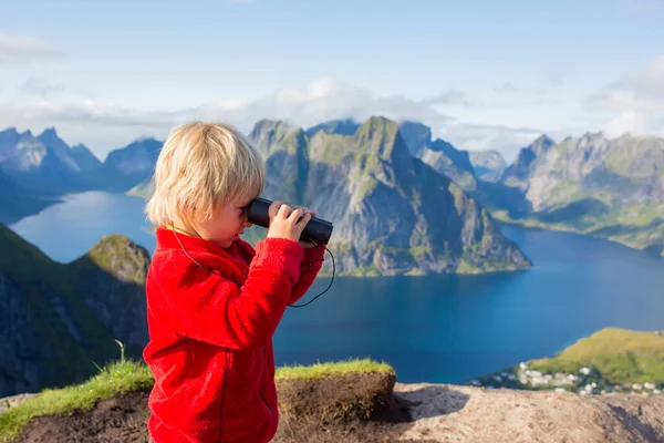 Cute Child Standing Top Mountains Looking Reine Climbing Reinebringen Treeking — Stock Photo, Image