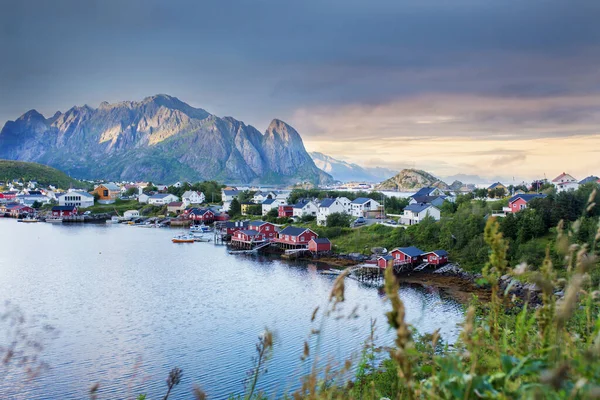 Typické Rybářské Kajuty Rourbuer Vesnici Lofoten Deštivém Dni Létě Tradiční — Stock fotografie