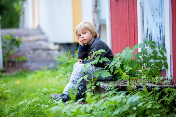 Bambino Triste Bambino Età Prescolare Seduto Sulle Scale Fronte Alla — Foto Stock