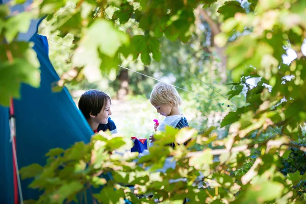 Glada Barn Äter Frukost Morgonen Framför Ett Tält Campingplats Skogen — Stockfoto