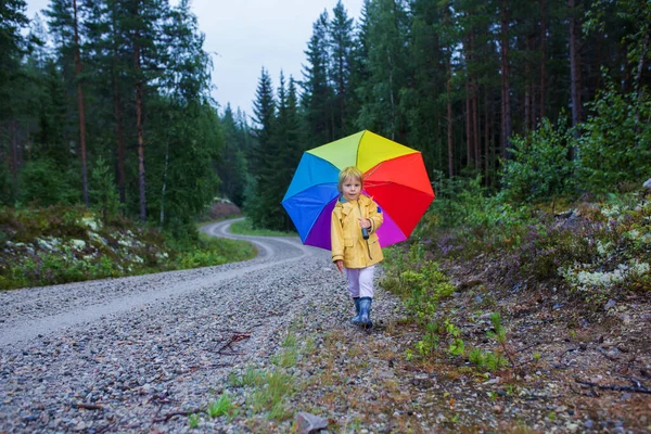 Renkli Şemsiyeli Şirin Bir Çocuk Yağmurlu Bir Günde Ormanda Oynuyor — Stok fotoğraf