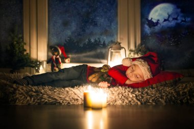 Güzel çocuk, çocuk, Noel arifesinde uyuyor, Noel Baba 'nın gelmesini bekliyor.