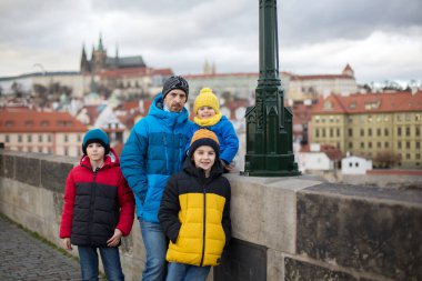 Çek Cumhuriyeti Prag 'da Charles köprüsünde çocuklu mutlu bir aile.