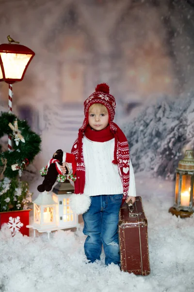 Светловолосый Ребенок Рождественской Одежде Гуляющий Снегу Играющий Вязаной Игрушкой — стоковое фото