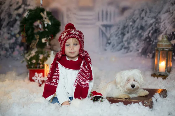 크리스마스 뜨개질 장난감을 가지고 금발의 — 스톡 사진