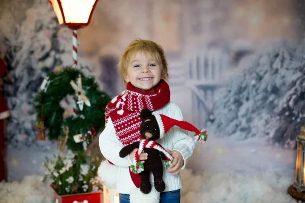 Criança Loira Com Roupas Natal Andando Neve Brincando Com Brinquedo — Fotografia de Stock