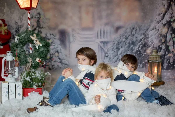 Bambini Seduti Nella Neve Avvolti Nella Carta Igienica Nelle Corde — Foto Stock