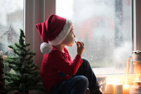 Vackert Barn Pojke Väntar Fönstret Julafton Letar Efter Jultomten Nyfiket — Stockfoto