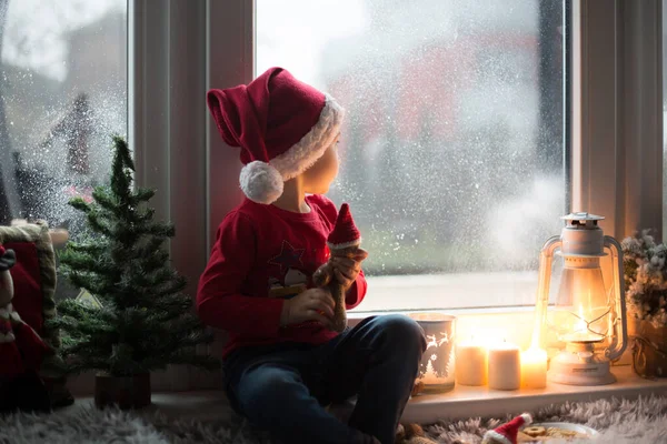 Linda Criança Menino Esperando Janela Véspera Natal Procura Papai Noel — Fotografia de Stock