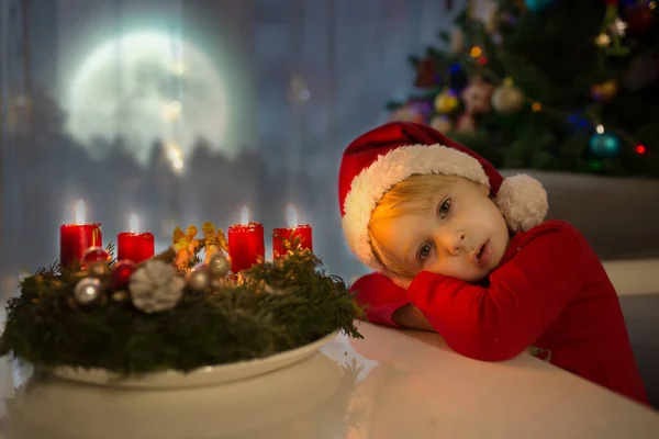 Krásné Batole Dítě Chlapec Čeká Okno Štědrý Večer Hledá Santa — Stock fotografie