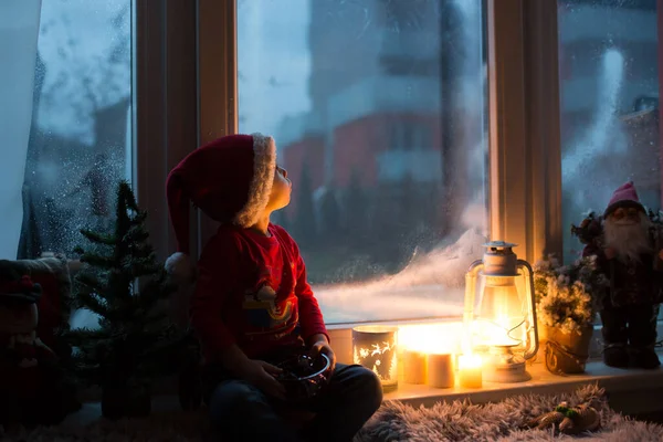 Piękne Dziecko Chłopiec Czeka Okno Wigilię Szuka Świętego Mikołaja Ciekawie — Zdjęcie stockowe