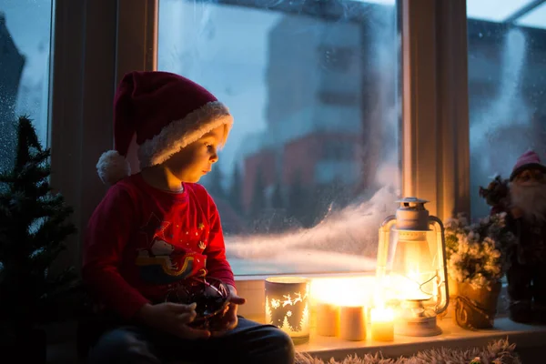 Прекрасна Дитина Малюк Хлопчик Чекає Вікно Напередодні Різдва Цікавістю Шукаючи — стокове фото