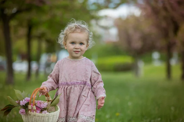 Hermoso Niño Rubio Niño Linda Niña Vestido Rosa Vintage Jugando — Foto de Stock