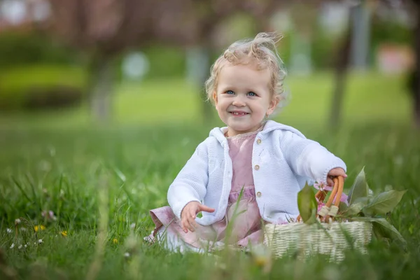 漂亮的金发碧眼的孩子 漂亮的小女孩穿着古旧的玫瑰裙 在公园春天里玩耍 樱花花园 — 图库照片