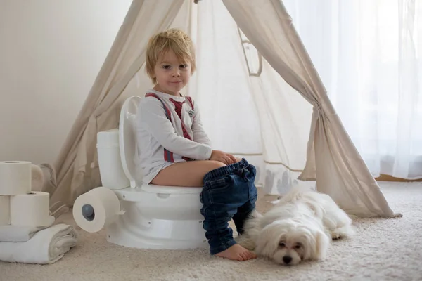 Criança Bonito Menino Sentado Banheiro Bebê Potty Brincando Com Brinquedos — Fotografia de Stock