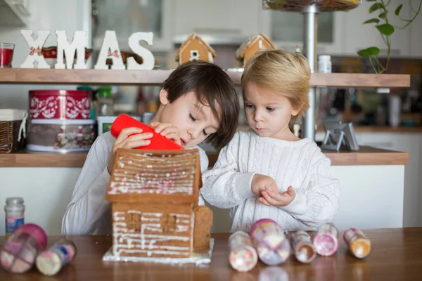 Niños Niños Decoración Casera Pan Jengibre Casa Con Caramelos — Foto de Stock