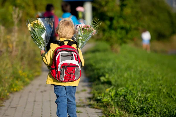 快乐的孩子们 早上上学 第一天 为老师照看花束 一起散步 — 图库照片