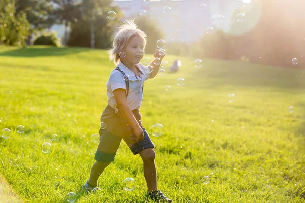 Nettes Vorschulkind Das Bei Sonnenuntergang Park Spielt — Stockfoto