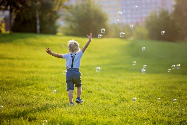 Nettes Vorschulkind Das Bei Sonnenuntergang Park Spielt — Stockfoto