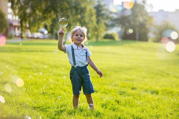 Carino Bambino Età Prescolare Giocando Nel Parco Tramonto — Foto Stock