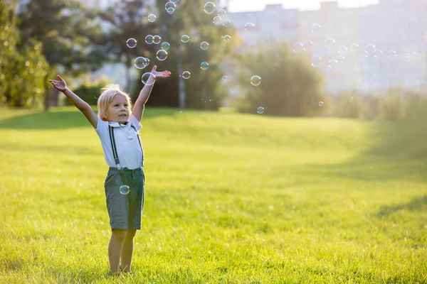 Nettes Vorschulkind Das Bei Sonnenuntergang Park Spielt — Stockfoto