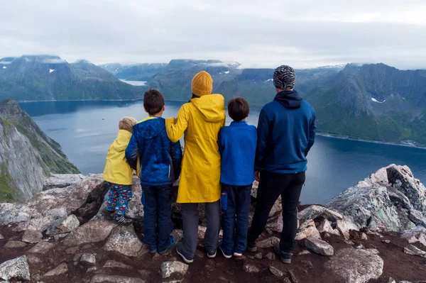 Felice Famiglia Cinque Persone Guardando Una Splendida Vista Sulla Montagna — Foto Stock