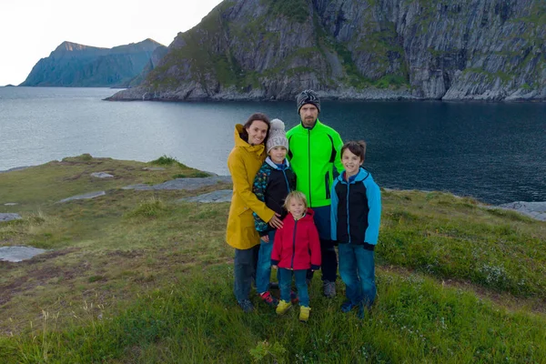 Šťastná Rodina Pěti Dětí Užívající Krásnou Přírodu Ostrovech Lofoten Norsku — Stock fotografie
